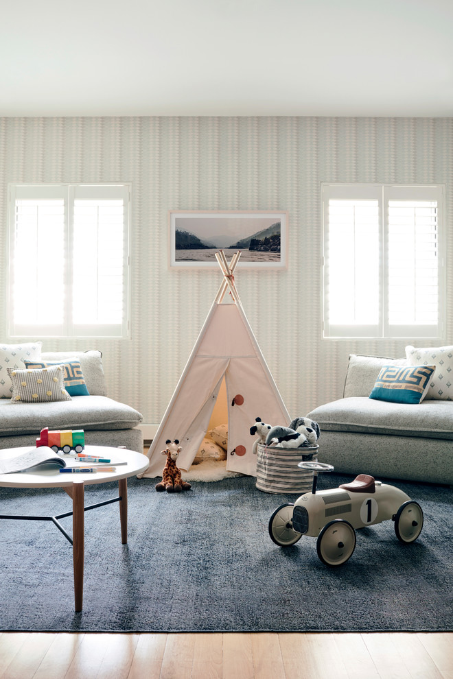 Ispirazione per una cameretta per bambini da 4 a 10 anni design di medie dimensioni con pareti beige, parquet chiaro e pavimento marrone