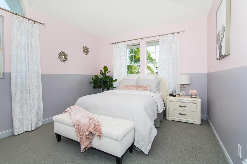 На фото: детская в стиле неоклассика (современная классика) с спальным местом, разноцветными стенами, ковровым покрытием и серым полом для подростка, девочки с