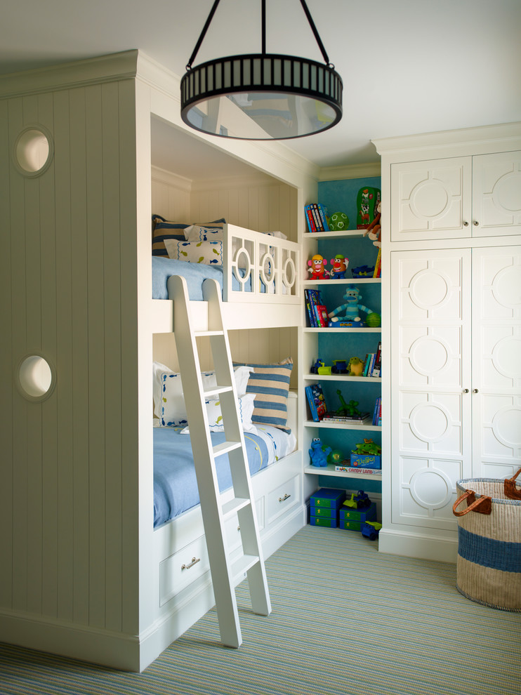 Bild på ett maritimt könsneutralt barnrum kombinerat med sovrum, med heltäckningsmatta