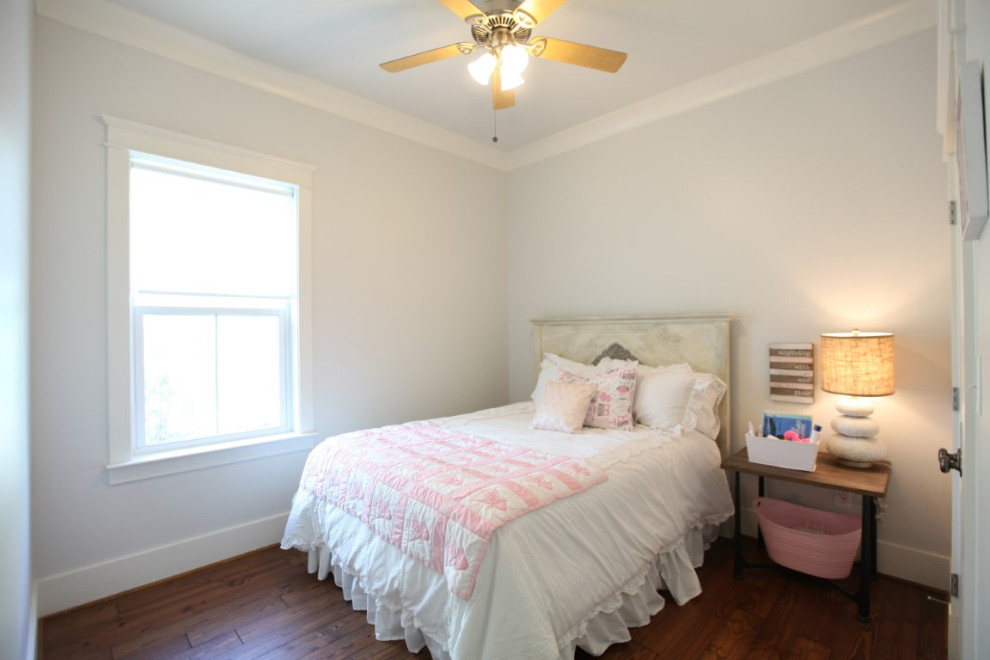 Idéer för ett mellanstort rustikt flickrum kombinerat med sovrum, med vita väggar, mellanmörkt trägolv och brunt golv