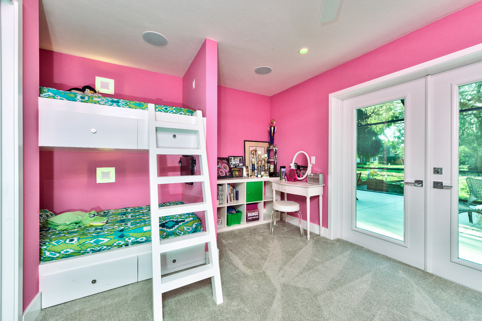 На фото: детская среднего размера в современном стиле с спальным местом, розовыми стенами, ковровым покрытием и серым полом для ребенка от 4 до 10 лет, девочки