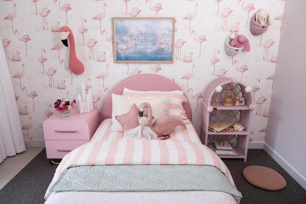 Modernes Mädchenzimmer mit Schlafplatz, rosa Wandfarbe, grauem Boden und Tapetenwänden in Sunshine Coast