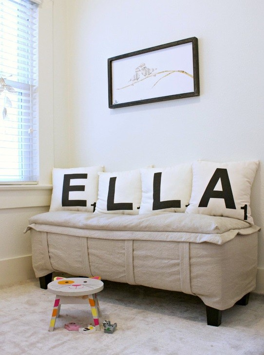 Aménagement d'une petite chambre d'enfant de 4 à 10 ans moderne avec un mur blanc et moquette.