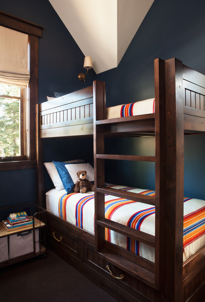 Foto på ett vintage könsneutralt barnrum kombinerat med sovrum, med blå väggar