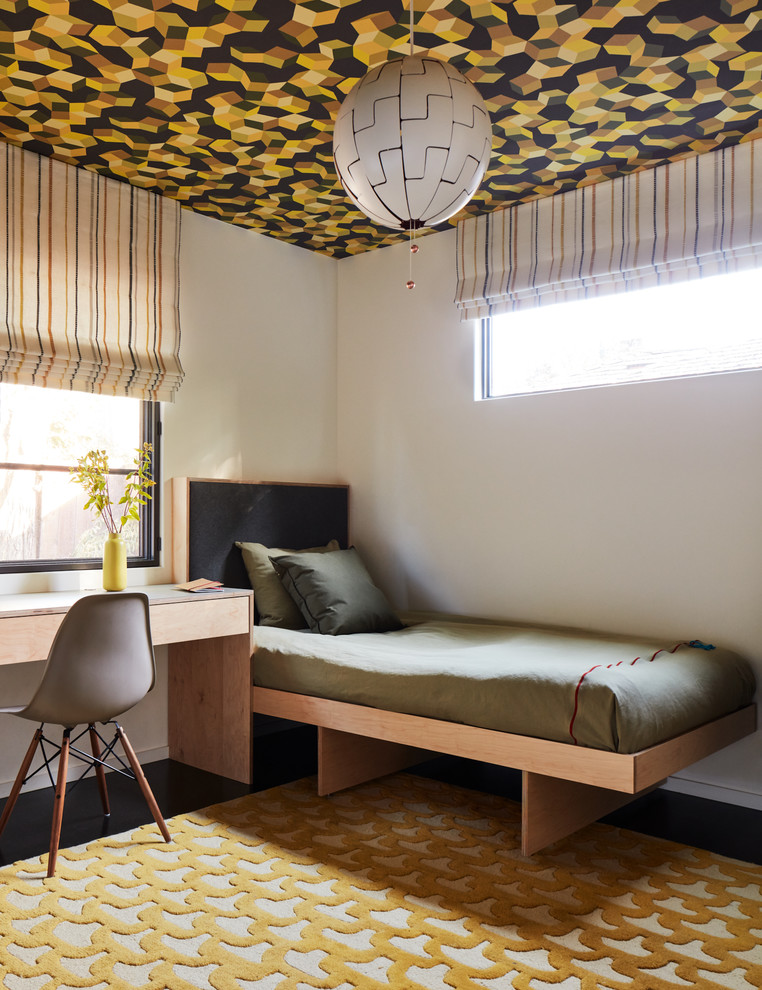 Inspiration för retro könsneutrala tonårsrum kombinerat med sovrum, med vita väggar och svart golv