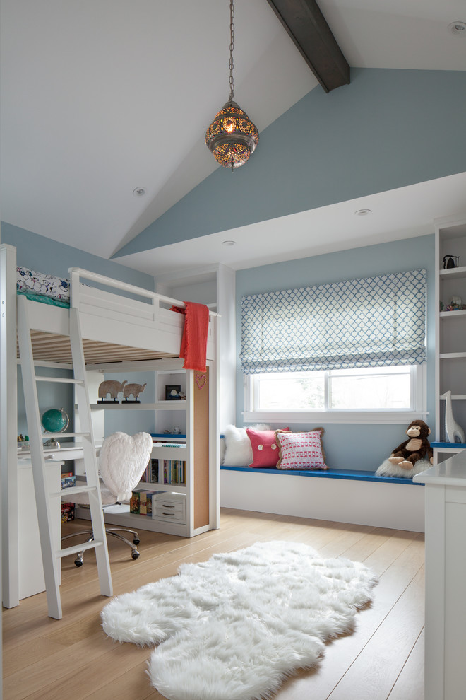 Идея дизайна: нейтральная детская в стиле неоклассика (современная классика) с спальным местом, синими стенами, паркетным полом среднего тона и коричневым полом