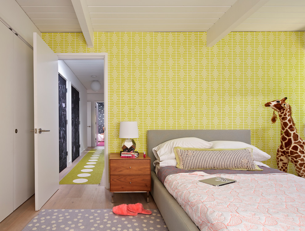 Foto på ett 60 tals barnrum kombinerat med sovrum, med flerfärgade väggar