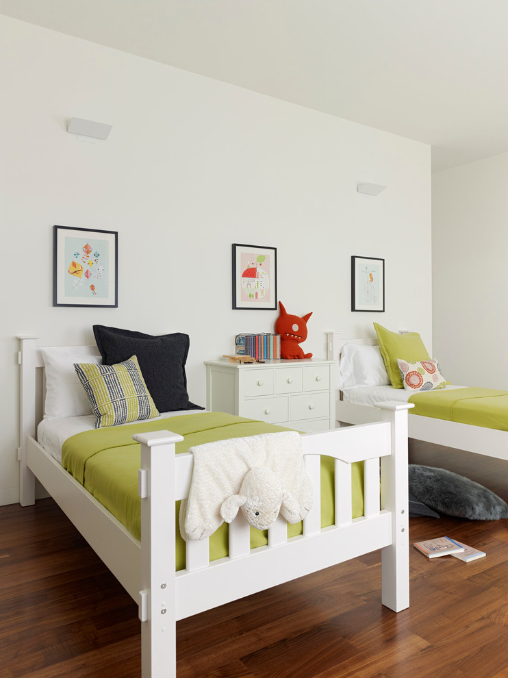 Стильный дизайн: нейтральная детская среднего размера в стиле модернизм с спальным местом, белыми стенами и паркетным полом среднего тона для ребенка от 4 до 10 лет, двоих детей - последний тренд