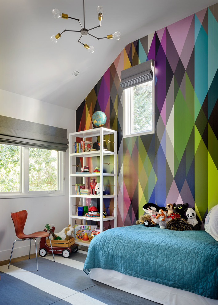 Foto de habitación infantil unisex contemporánea de tamaño medio con suelo de madera en tonos medios y paredes multicolor