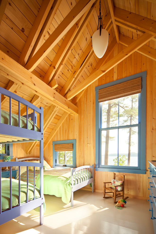 Foto på ett rustikt könsneutralt barnrum kombinerat med sovrum och för 4-10-åringar, med beiget golv