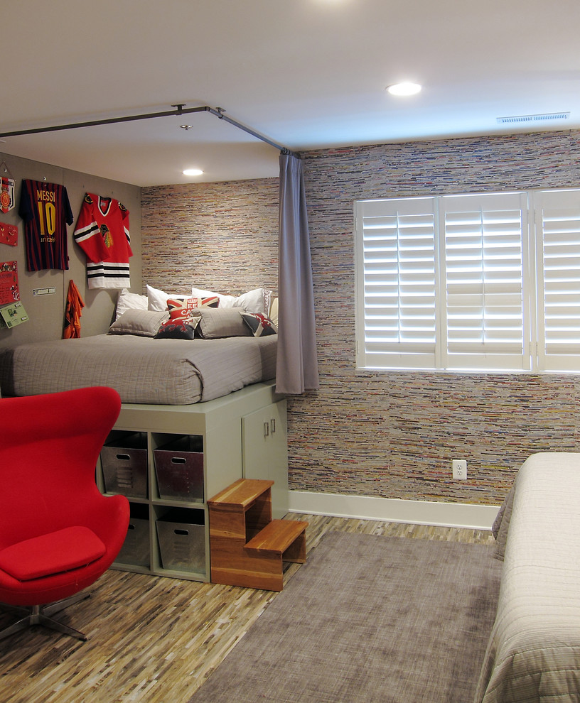 Bild på ett stort funkis pojkrum kombinerat med sovrum och för 4-10-åringar, med bruna väggar och flerfärgat golv