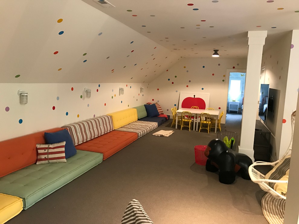 Foto på ett mycket stort barnrum kombinerat med lekrum