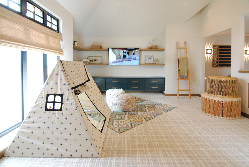 Idee per una grande cameretta per bambini da 4 a 10 anni boho chic con pareti bianche, moquette e pavimento multicolore