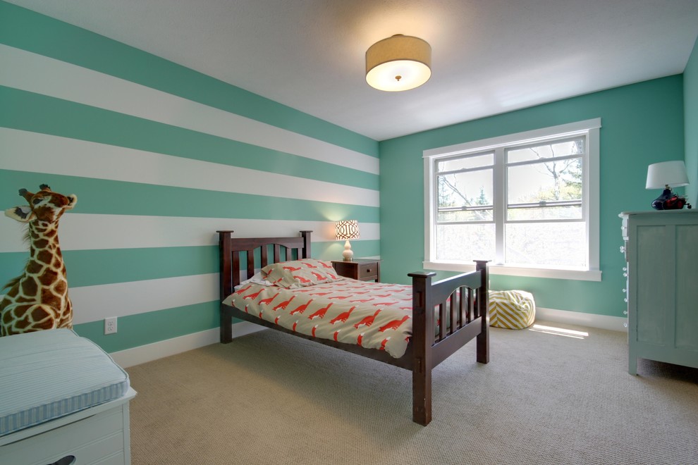 Свежая идея для дизайна: детская в стиле кантри с спальным местом, ковровым покрытием и разноцветными стенами для мальчика - отличное фото интерьера