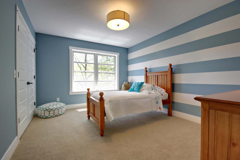 На фото: детская в стиле кантри с спальным местом, синими стенами и ковровым покрытием для ребенка от 1 до 3 лет, мальчика с