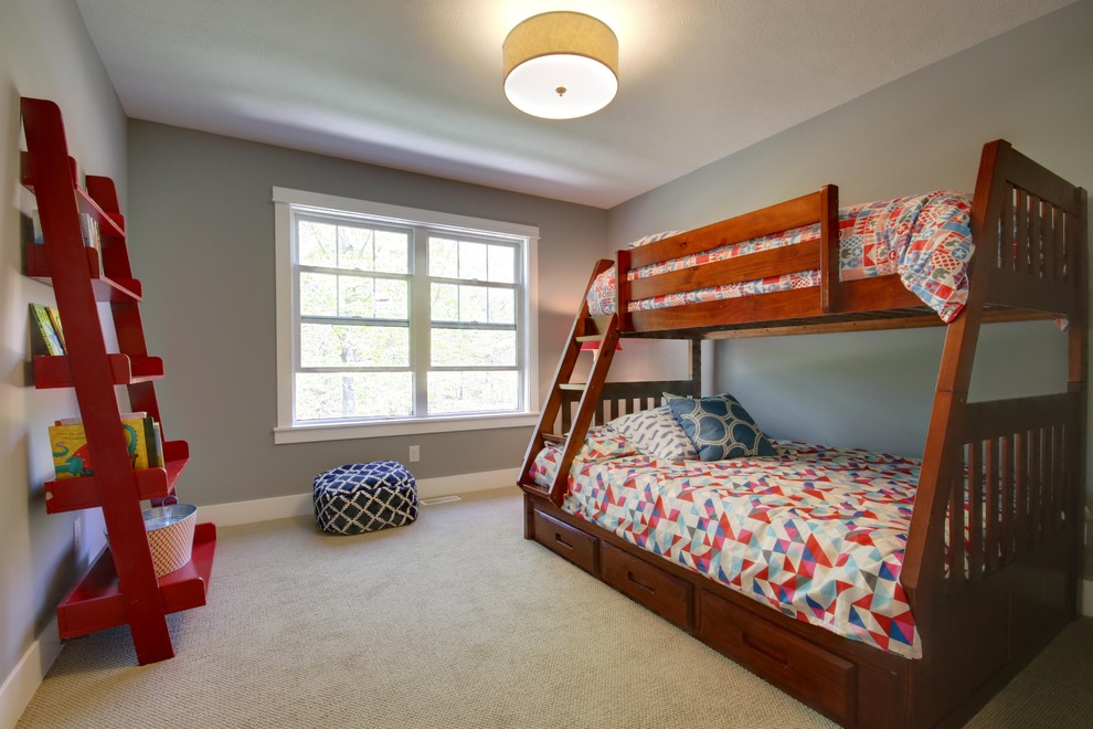 Réalisation d'une chambre d'enfant de 4 à 10 ans craftsman avec un mur gris, moquette et un lit superposé.