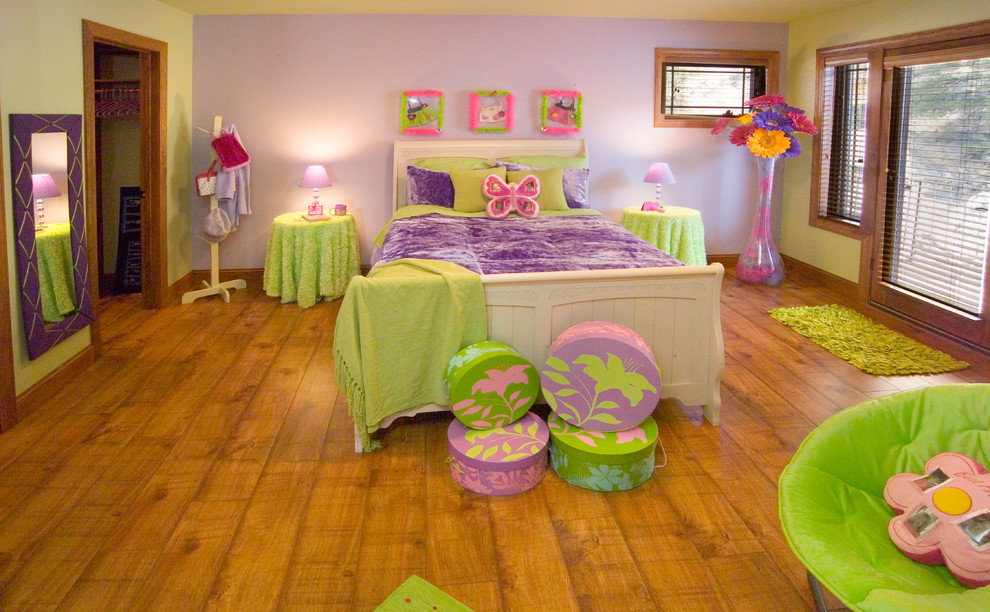 Idéer för ett stort klassiskt flickrum kombinerat med sovrum och för 4-10-åringar, med flerfärgade väggar, mellanmörkt trägolv och brunt golv