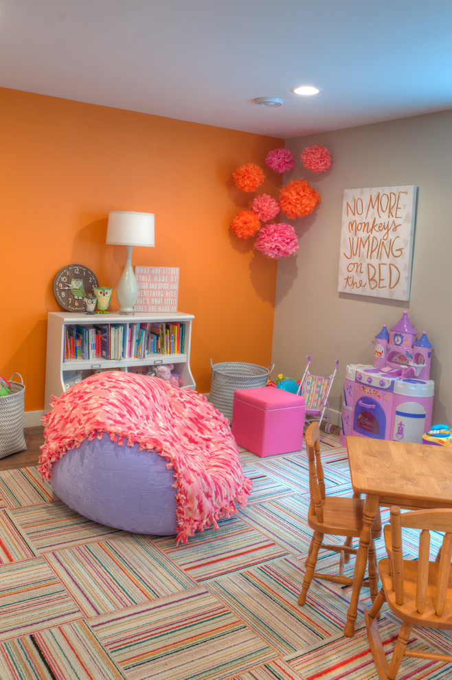 Foto på ett mellanstort vintage barnrum kombinerat med lekrum, med orange väggar, heltäckningsmatta och flerfärgat golv