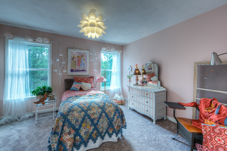 Foto de habitación de niña de 4 a 10 años de estilo de casa de campo con paredes rosas y moqueta