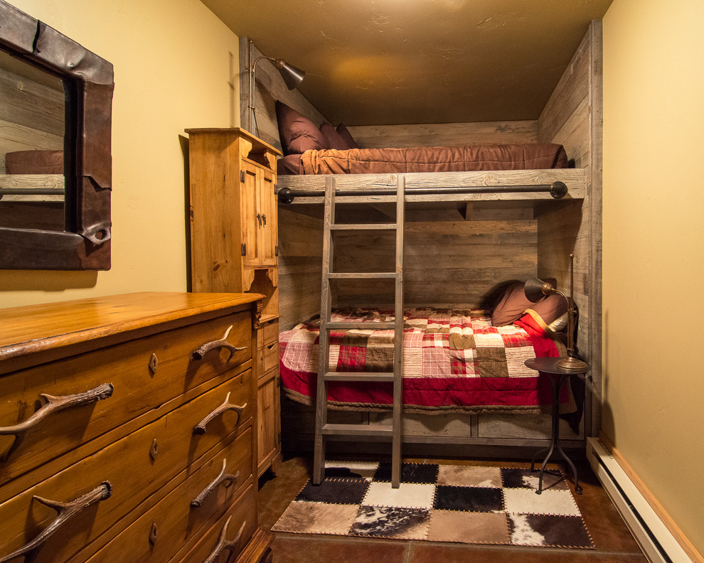 Modelo de dormitorio infantil de 4 a 10 años rústico pequeño con paredes beige y suelo marrón