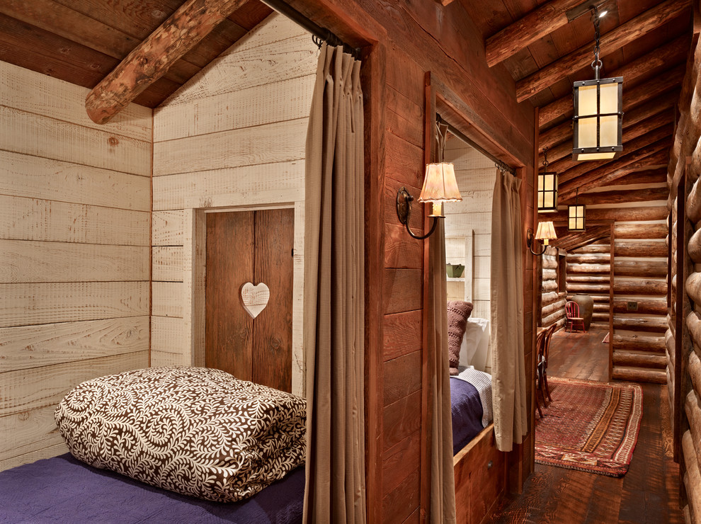 Foto på ett litet rustikt könsneutralt barnrum kombinerat med sovrum, med beige väggar, mörkt trägolv och brunt golv