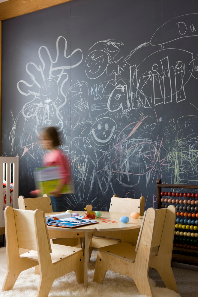 Пример оригинального дизайна: нейтральная детская в современном стиле с черными стенами