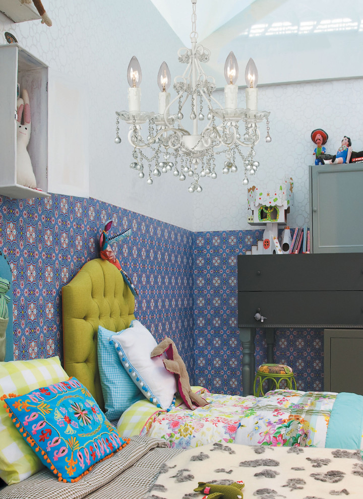 Exempel på ett mellanstort shabby chic-inspirerat könsneutralt barnrum kombinerat med sovrum och för 4-10-åringar, med blå väggar