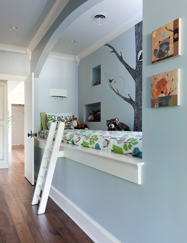 Immagine di una cameretta per bambini chic con pareti blu e parquet scuro