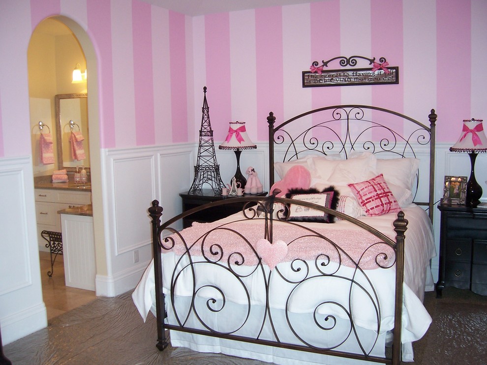 На фото: детская среднего размера в классическом стиле с спальным местом, розовыми стенами и ковровым покрытием для подростка, девочки