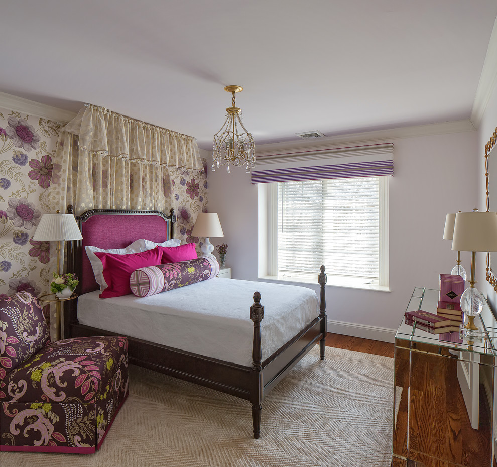 Kleines Shabby-Style Mädchenzimmer mit Schlafplatz, braunem Holzboden, lila Wandfarbe und braunem Boden in Sonstige