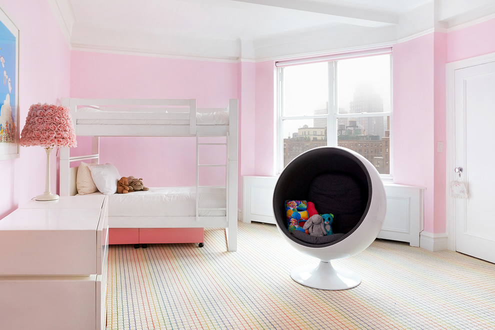 Aménagement d'une grande chambre d'enfant de 4 à 10 ans éclectique avec un mur rose, moquette et un sol multicolore.