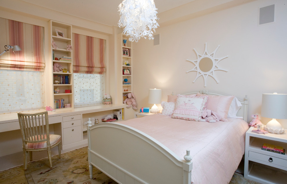 Klassisk inredning av ett flickrum kombinerat med sovrum och för 4-10-åringar, med vita väggar