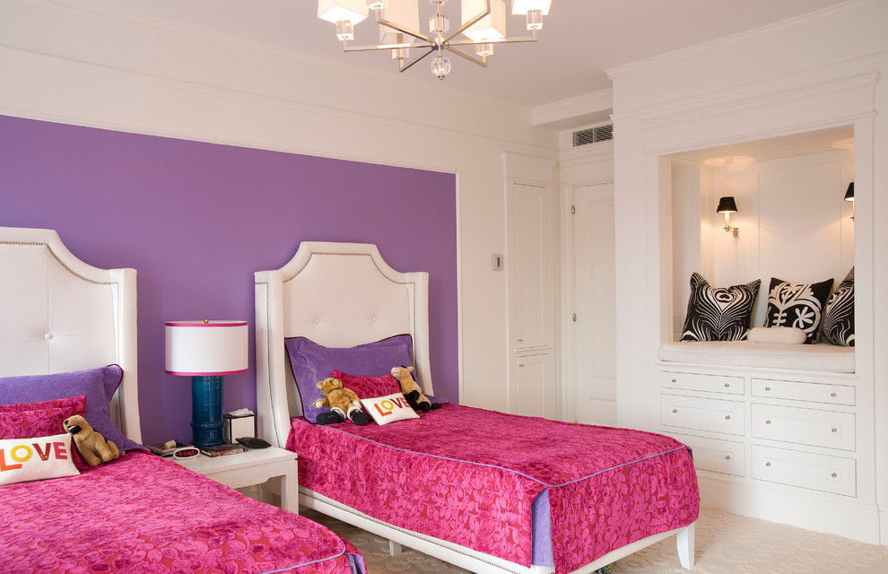 Diseño de dormitorio infantil clásico grande con paredes púrpuras, moqueta y suelo blanco