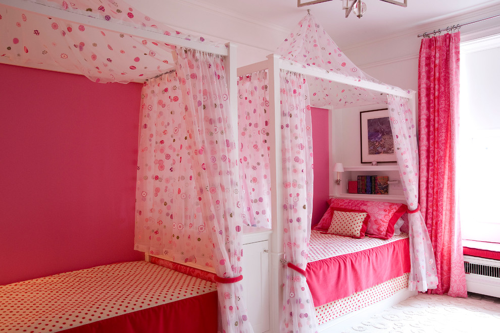 Inspiration för mellanstora klassiska barnrum kombinerat med sovrum, med rosa väggar, heltäckningsmatta och vitt golv