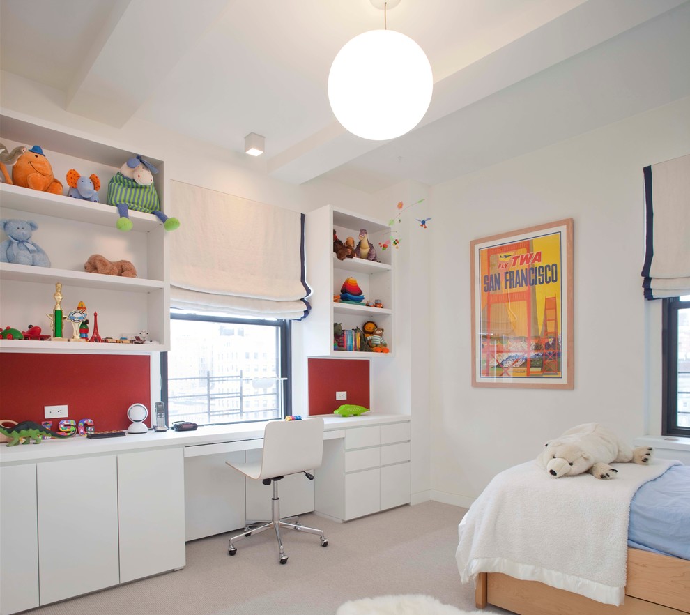Aménagement d'une chambre d'enfant contemporaine avec un mur blanc et moquette.