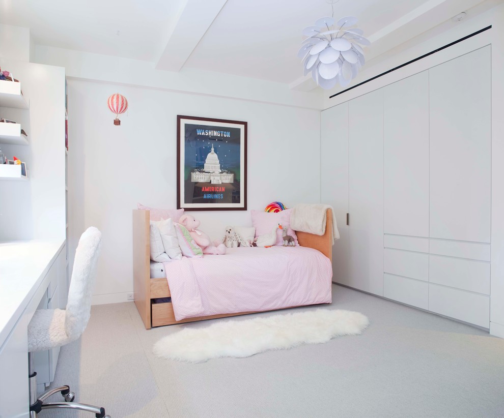 Diseño de dormitorio infantil actual con paredes blancas y moqueta