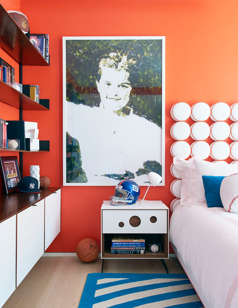 Immagine di una cameretta per bambini contemporanea con pareti rosse, parquet chiaro e pavimento beige