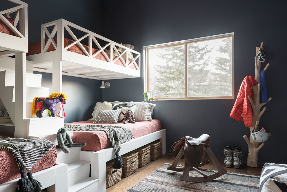 Cette photo montre une chambre d'enfant chic avec un mur noir, parquet foncé, un sol marron et un lit superposé.