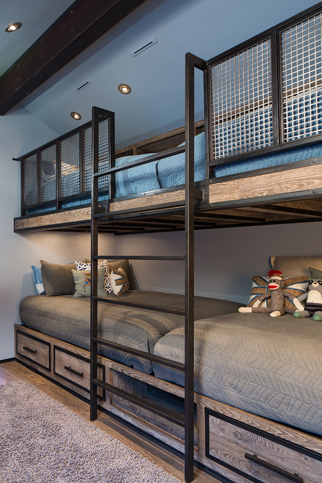 Inspiration för ett litet rustikt könsneutralt barnrum kombinerat med sovrum och för 4-10-åringar, med grå väggar och mellanmörkt trägolv