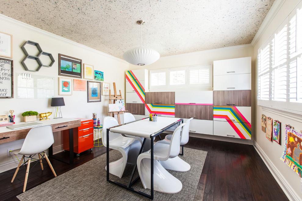 Cette photo montre une chambre neutre de 4 à 10 ans chic avec un bureau, un mur blanc et parquet foncé.