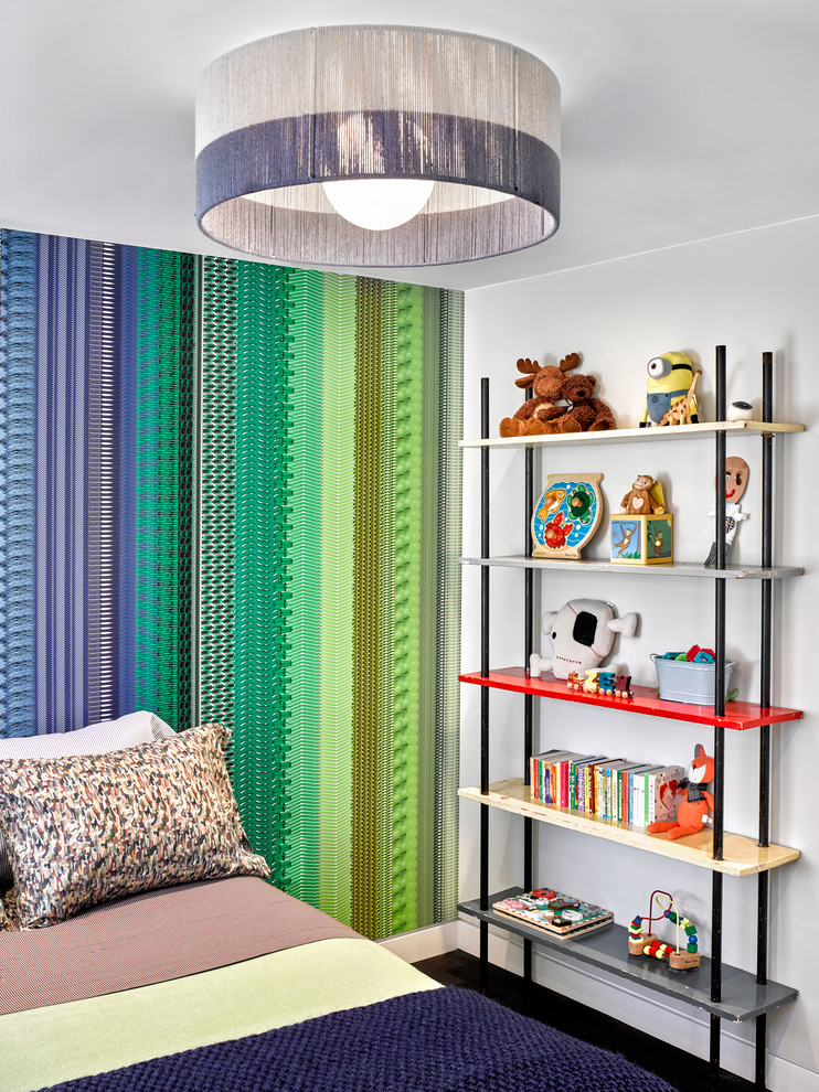 Cette image montre une chambre d'enfant de 4 à 10 ans design avec un mur multicolore et parquet foncé.
