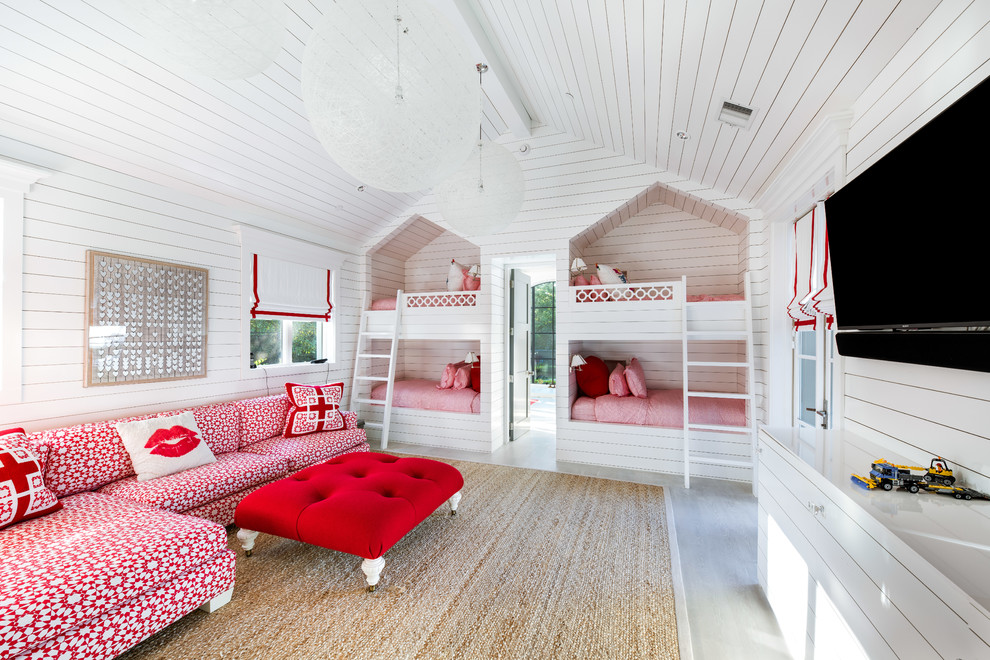 Aménagement d'une chambre d'enfant campagne avec un mur blanc, un sol gris et un lit superposé.