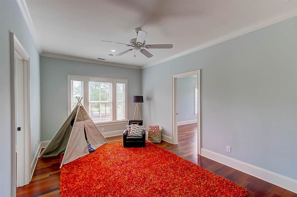 Großes Stilmix Jungszimmer mit Schlafplatz, blauer Wandfarbe, dunklem Holzboden und braunem Boden in Charleston