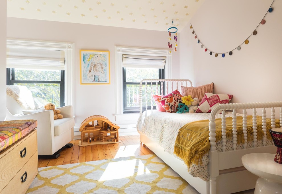 Imagen de dormitorio infantil de 4 a 10 años clásico con suelo de madera en tonos medios