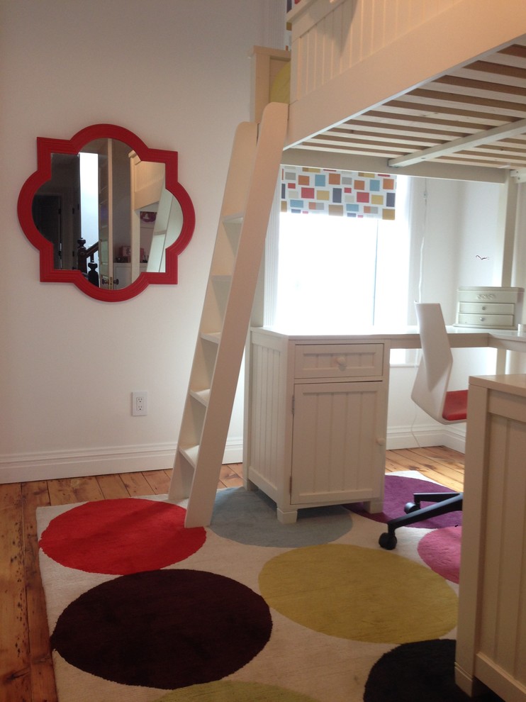 Réalisation d'une petite chambre d'enfant de 4 à 10 ans design avec un mur blanc et un sol en bois brun.