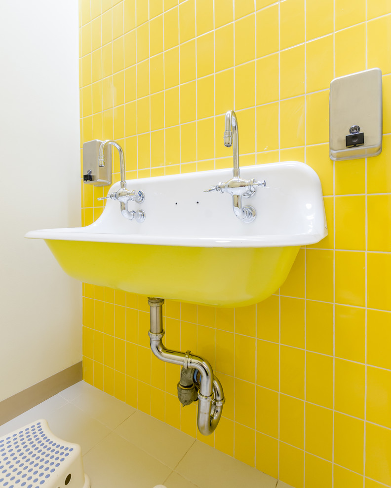 Idées déco pour une petite chambre d'enfant de 1 à 3 ans contemporaine avec un mur jaune, sol en stratifié et un sol beige.