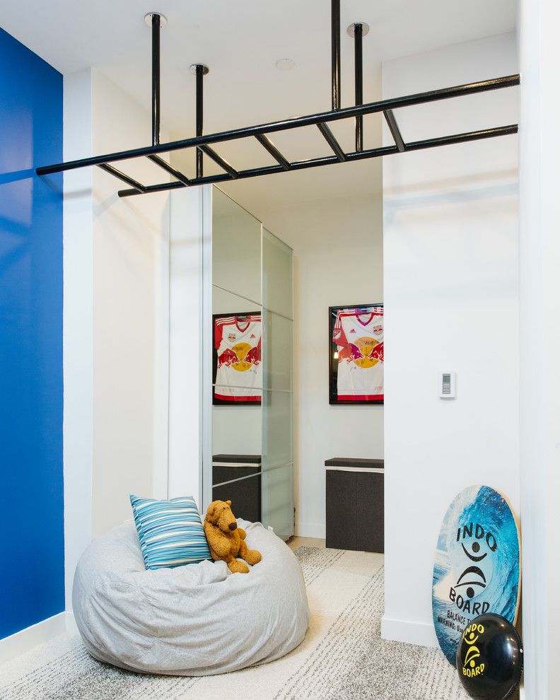 Idées déco pour une chambre d'enfant de 4 à 10 ans contemporaine de taille moyenne avec un mur bleu, parquet clair et un sol beige.