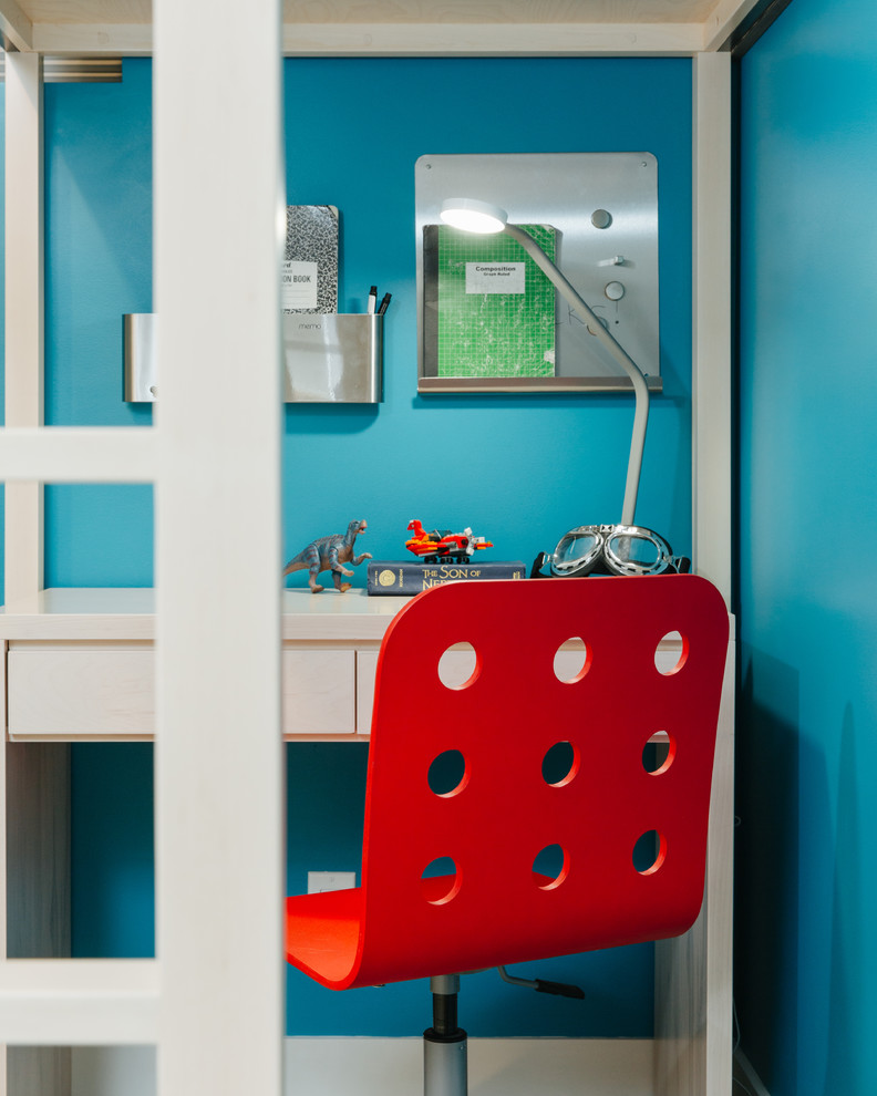 Idéer för ett mellanstort modernt pojkrum kombinerat med sovrum och för 4-10-åringar, med blå väggar, ljust trägolv och beiget golv