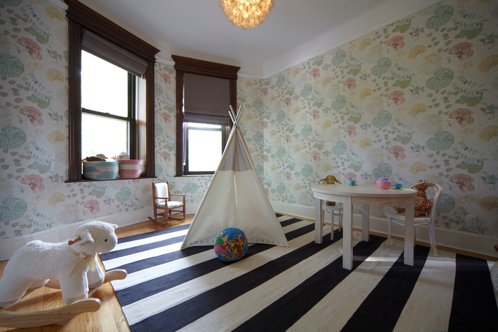 Modelo de dormitorio infantil de 4 a 10 años y blanco romántico de tamaño medio con paredes multicolor, suelo de madera clara, suelo beige, casetón y papel pintado