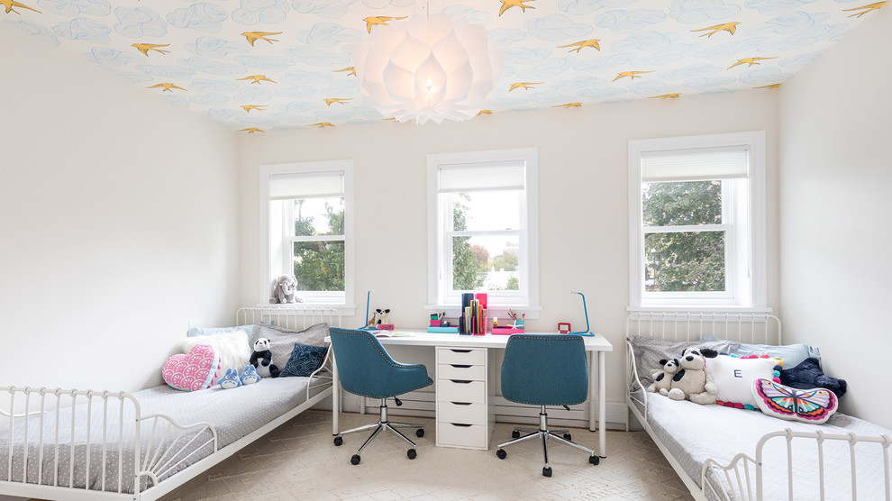 Immagine di una cameretta da letto tradizionale di medie dimensioni con pareti bianche, pavimento in legno massello medio e pavimento beige
